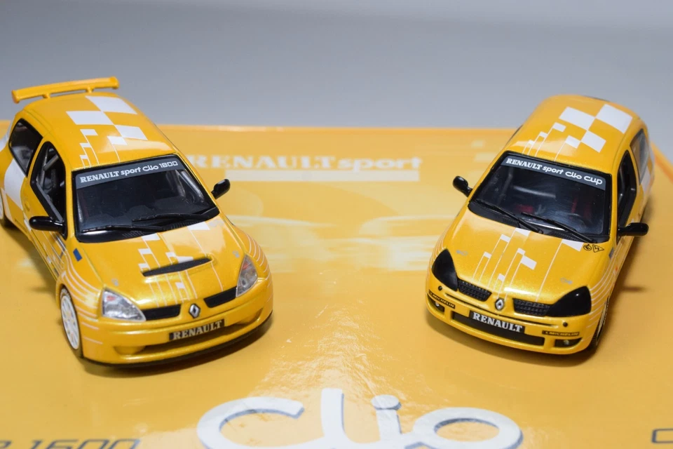 A98 1:43 UNIVERSAL HOBBIES 77 11 223 501 RENAULT SPORT CLIO 2002 GIFT SET MIB - Image 4 of 4