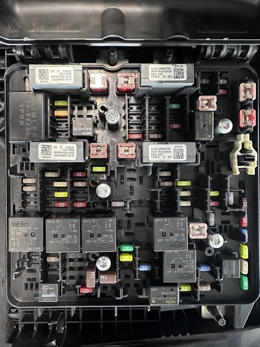 Freightliner Cascadia Power Distribution Module Fuse Panel P/N A06-90283-000