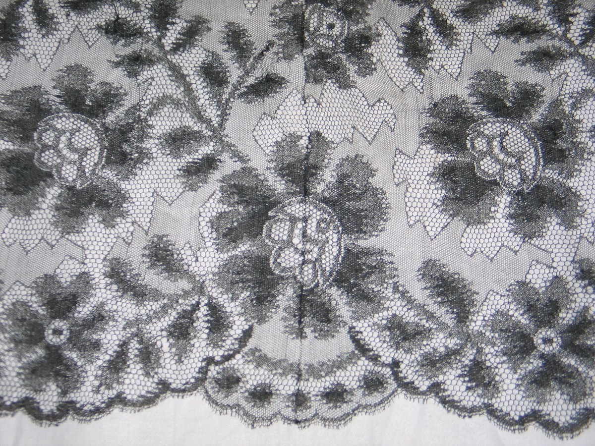 Exquisite Antique Victorian French Chantilly Lace Shawl~Mantilla  Silk-12