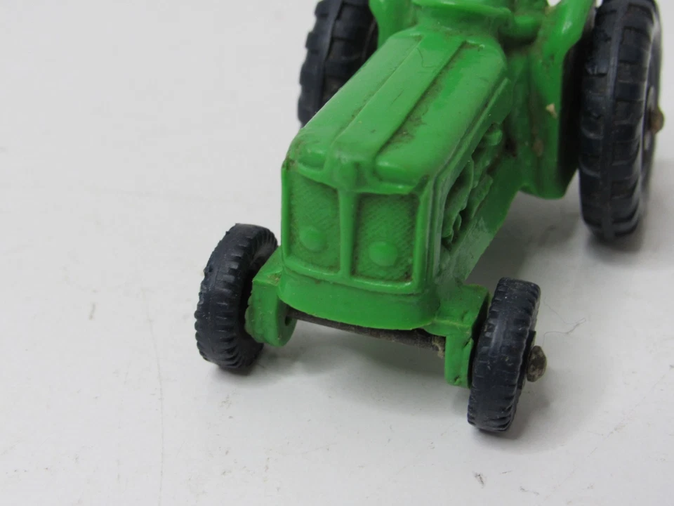 Tractor de juguete de goma verde vintage con operador de hombre 3" de largo #SN Foto 3 de 4