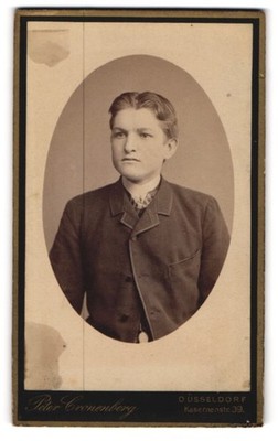 Photography Peter Cronenberg, Düsseldorf, Kasernenstr. 39, young gentleman in fashion 