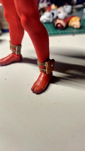 Mezco One 12 Scarlet Spider Ben Riley - Picture 7 of 11