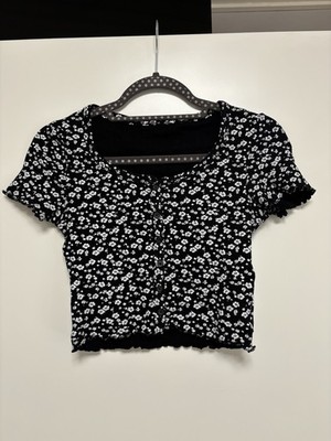 schwarz weiß geblümtes T-Shirt mit Knöpfen und gekräuseltem Saumen Größe S