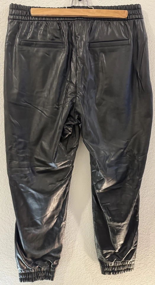 Pantalones de chándal Express para mujer de cuero sintético talla mediana negros, bolsillos Foto 2 de 4
