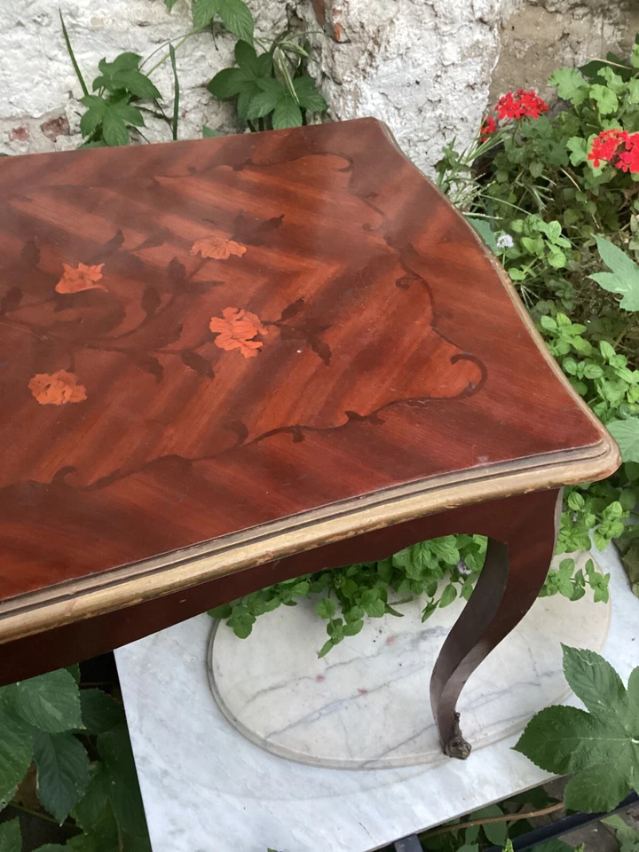 MESA AUXILIAR ESTILO FRANCÉS LOUIS XV CON MARQUETERÍA 31"L 20" H 17"D Foto 3 de 4