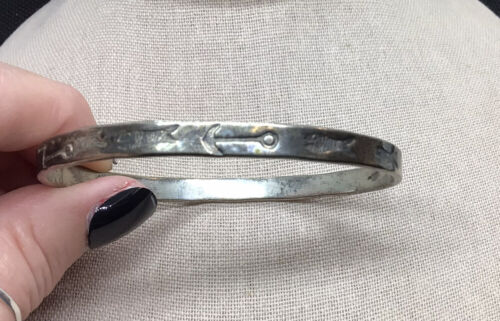 Vintage Sterling 925 Southwestern Etched Fish & Arrows Bangle Bracelet 8" V614 - Picture 2 of 5