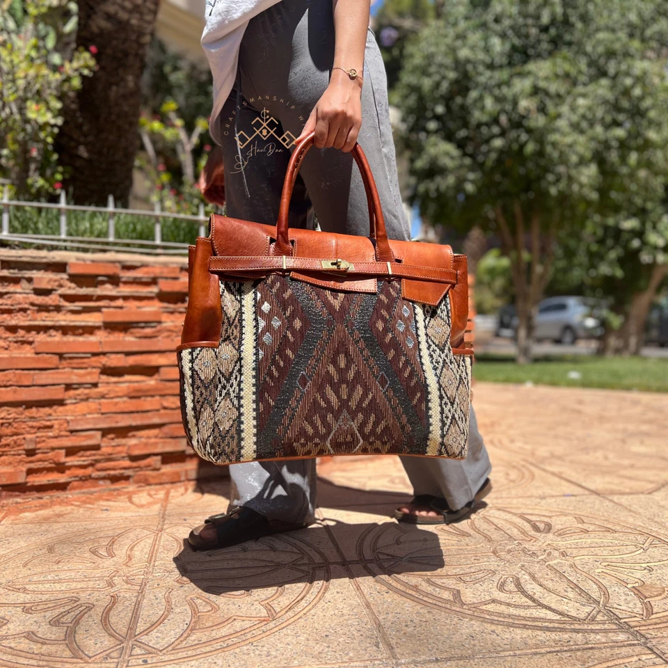 Bolso de hombro grande único de cuero con alfombra marrón para mujer Foto 2 de 4