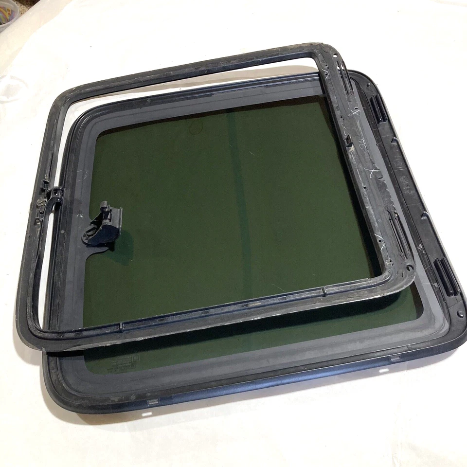 2000-2006 Chevrolet Silverado LH quarter glass vent window w/frame (GMC Sierra) - Image 2 of 4