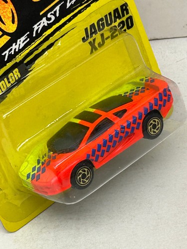 1993 MATCHBOX SUPERFAST #31 RED & LIME JAGUAR XJ220 NEW ON CARD - Picture 3 of 3