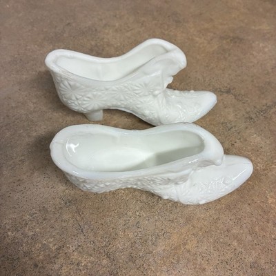 Set Of 2 Fenton Milk Glass Cat s Head Slipper Pointy Daisy Button Pattern