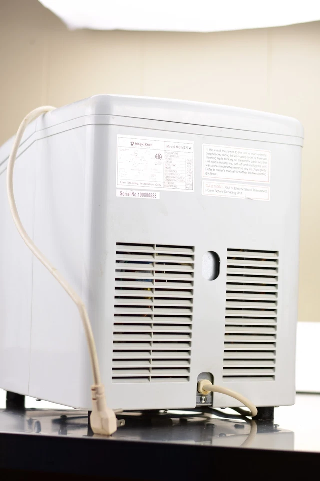 MAGIC CHEF MCIM30TW COUNTER TOP ICE MAKER 24 HOUR  33 LBS CAPACITY - Image 4 of 4