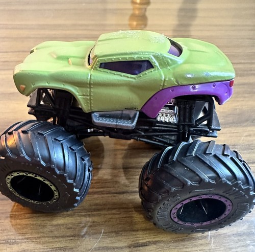 Hot Wheels Monster Jam Marvel Hulk Monster Truck 1:64 2018 - Picture 7 of 10