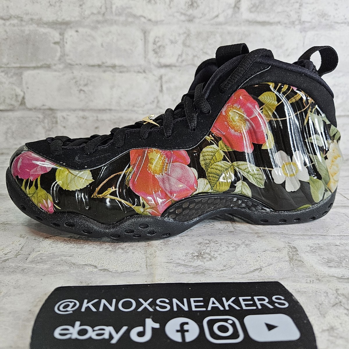Nike Foamposite ブラックっぽいカーキ/オレンジ　最終値下げ ナイキエアフォームポジットワンに鮮やかなソールが目を惹く新色
