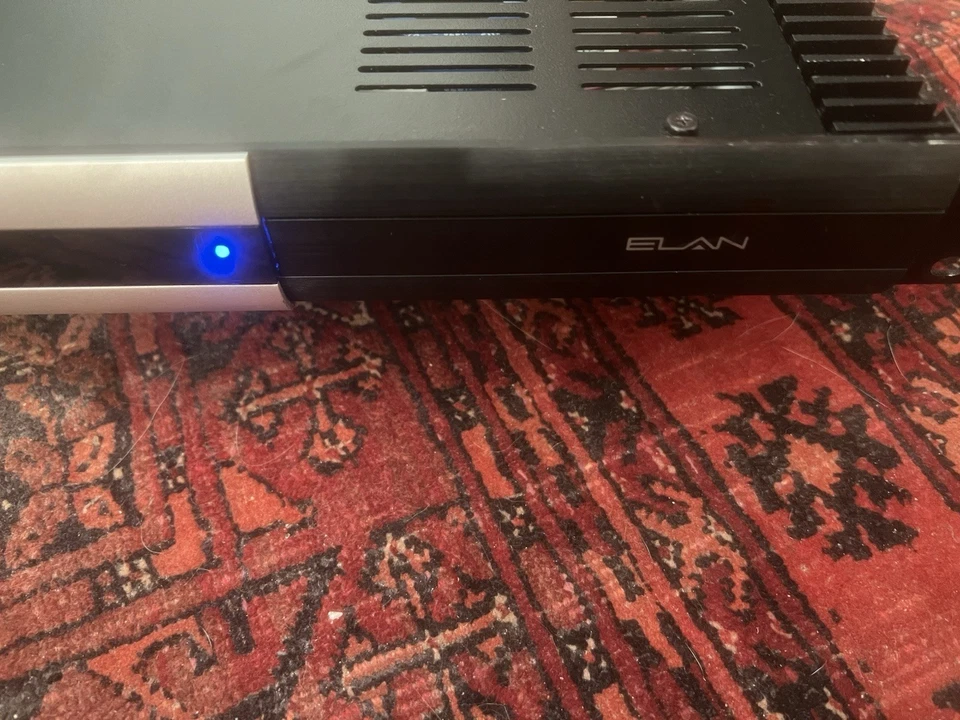 Amplificador de potencia estéreo de seis canales ELAN Home Systems A6 A01 montaje en rack Foto 3 de 4