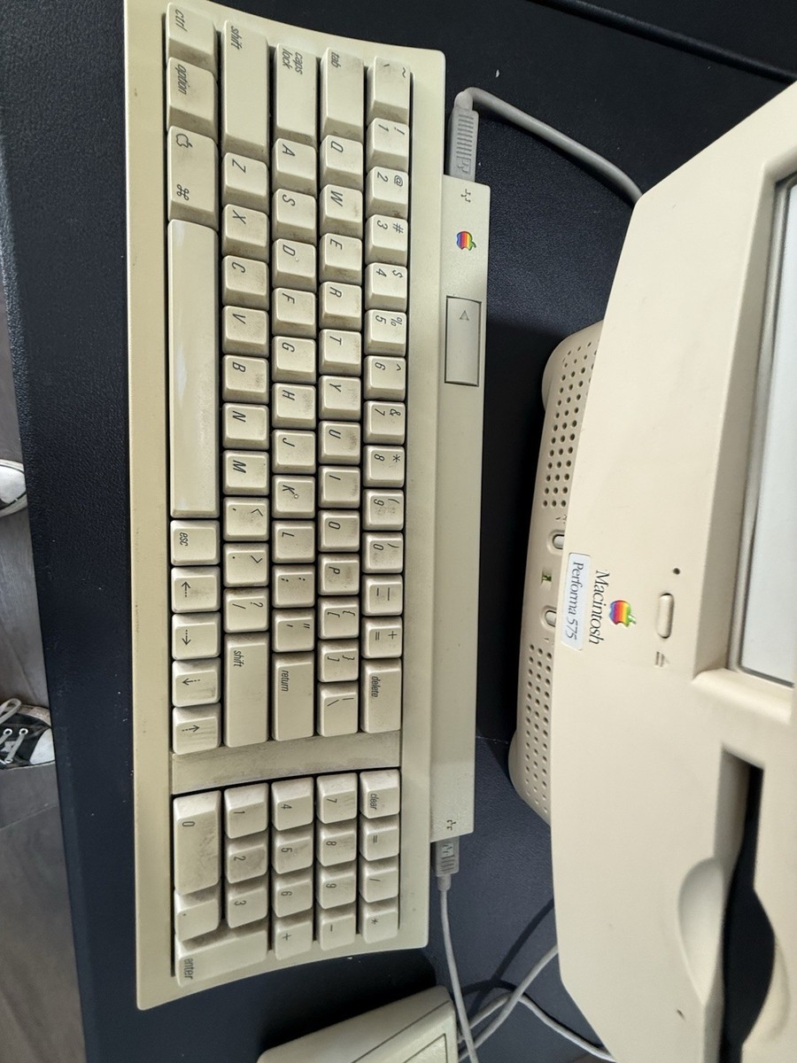 Apple Macintosh Performa 575 computer Original Mouse & Keyboard