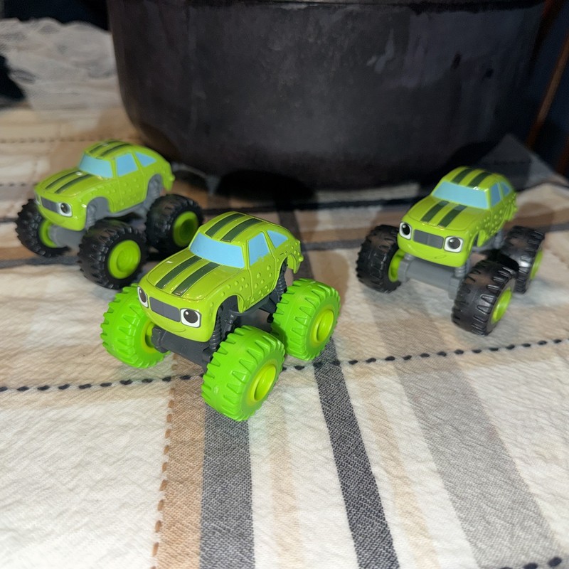 Blaze And The Monster Machines Lot of 3  Pickle Diecast Trucks 2014