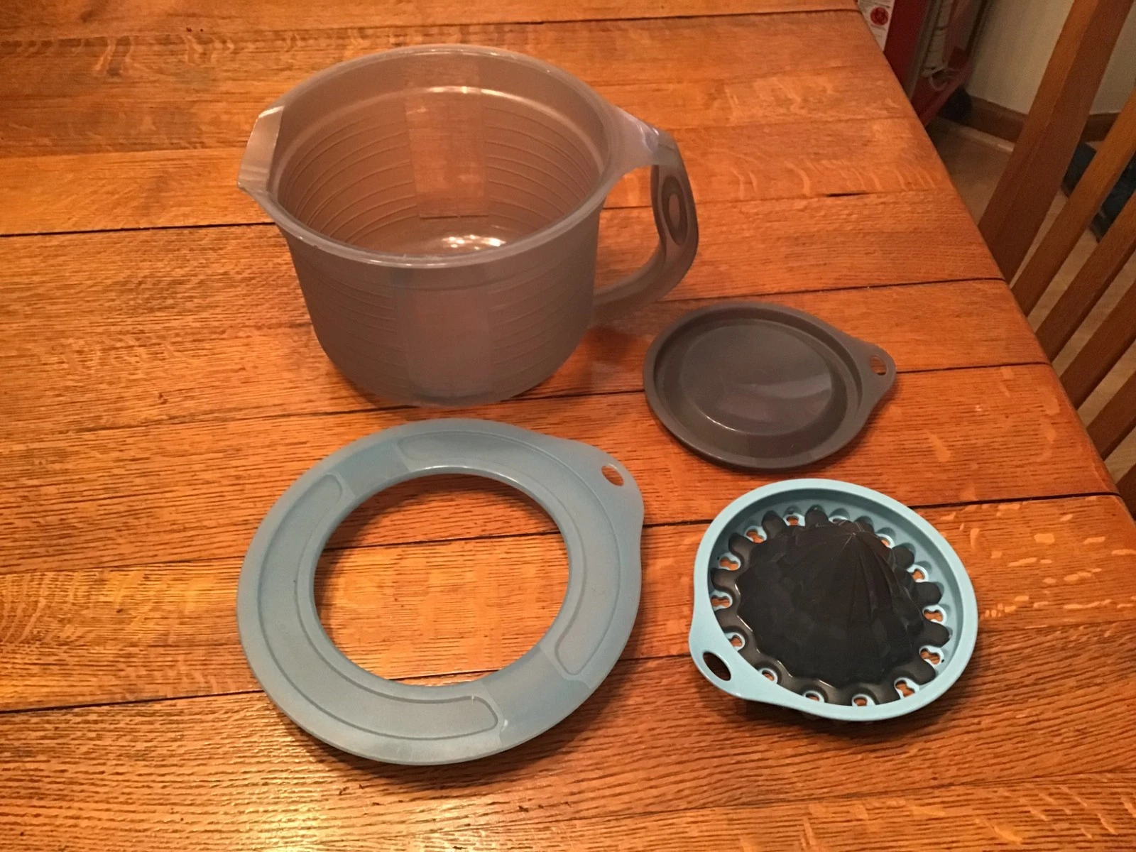 Vtg Tupperware 5665A Mix N Store 8 Cup Measuring Batter Bowl with Juicer