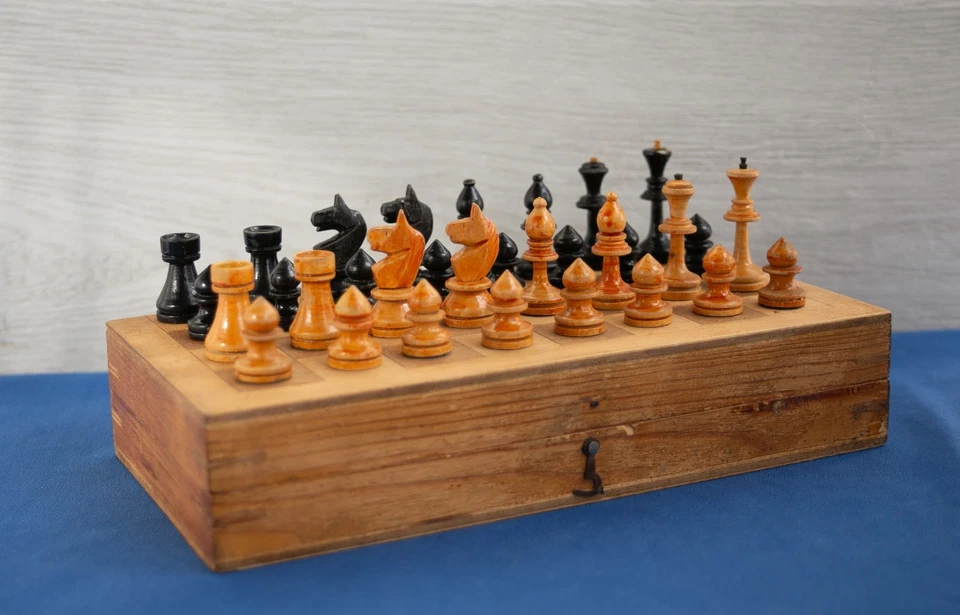 RARO juego de ajedrez vintage de madera 1956/juego miniatura/tablero 250 mm Foto 3 de 4