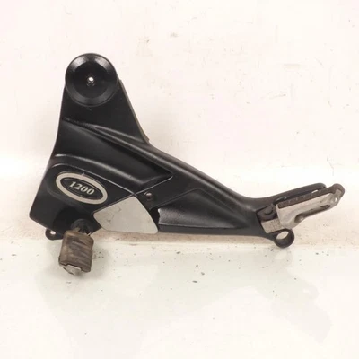 Platine de repose pied pilote gauche origine pour Moto Triumph 1200 Trophy - Photo 1/2