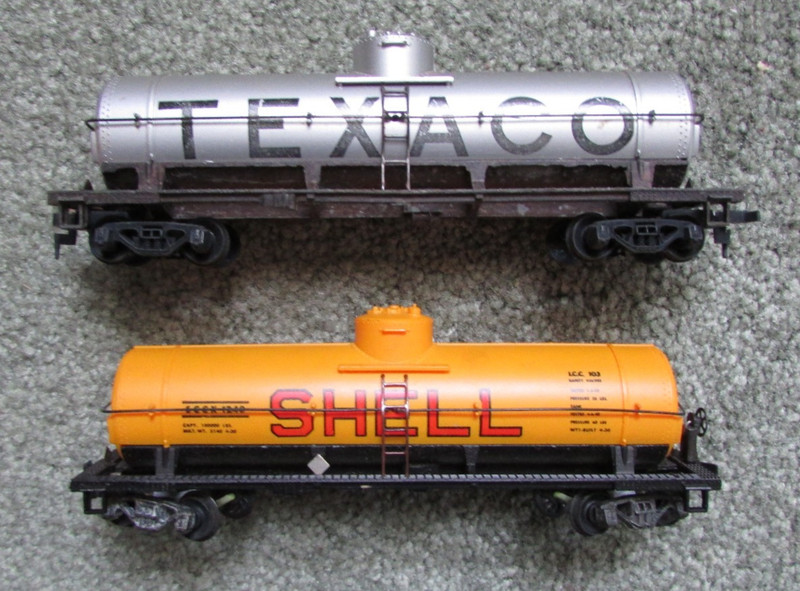Mantua HO, pair of Tank Cars. Shell and Texaco tank cars on die cast chassis'