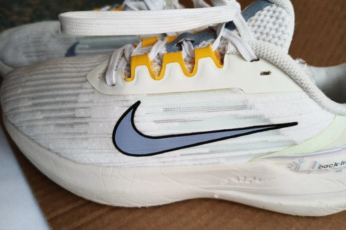 Nike DR8802-100 Air Zoom Winflo 9 Premium Damengröße 6,5 Laufschuhe - Bild 11 von 11