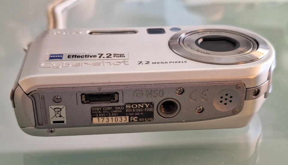 Fotocamera Vintage Sony DSC-P200 7.2MP - Look Y2K, con scatola originale - Immagine 2 di 4