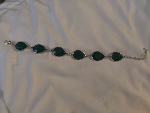 Pulsera de moda verde y plateada para mujer con colgantes de cristal ovalado. Ajustable - Imagen 4 de 5