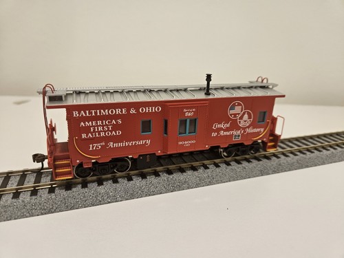 Athearn HO Scale Baltimore & Ohio 175th Anniversary Bay Window Caboose #904000 - Picture 3 of 8