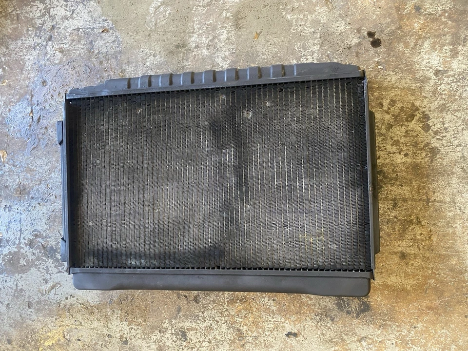 Conjunto de radiador de refrigerante OEM Mercedes Benz 380SL 1981-85 Behr 1075011701 OEM Foto 4 de 4