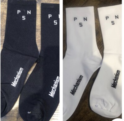 2 x Paar Pas Normal Studios Mechanism Radsocken schwarz, weiß UK Large