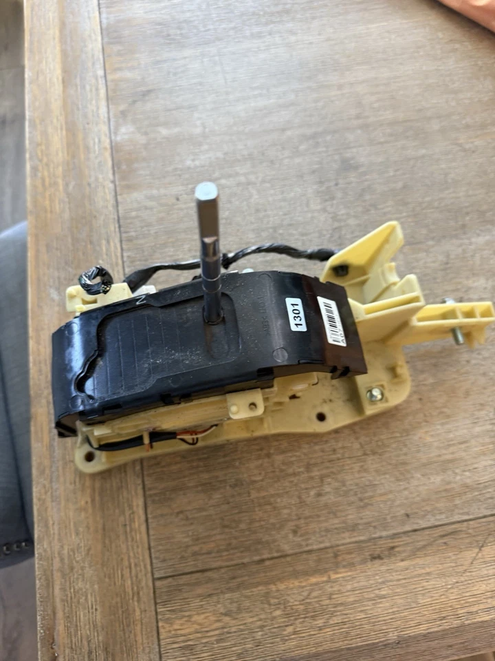 2012-2017 HYUNDAI ACCENT Transmission Floor Gear Shifter 46700-1r220 OEM - Image 2 of 4