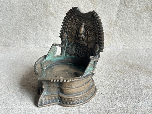 Vaso olio ottone vintage tempio sacro usato per culto, sculture della dea Laxmi - Foto 3 di 15