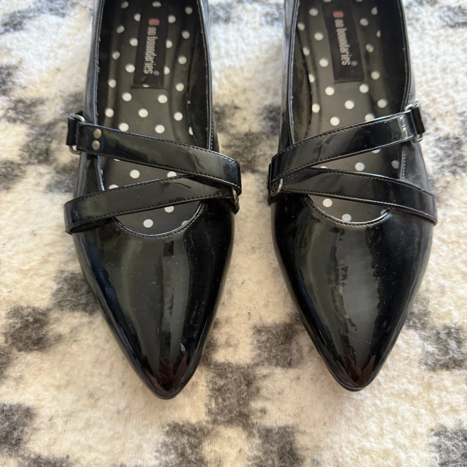 Zapatos planos Mary Jane de charol negro Y2K No Boundaries para mujer 9,5 punta puntiaguda Foto 2 de 4