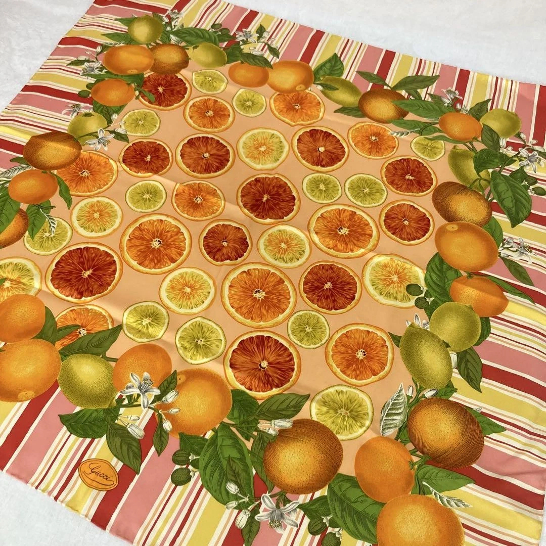 Foulard GUCCI orange en soie motif agrumes 88 cm x 88 cm accessoire mode femme