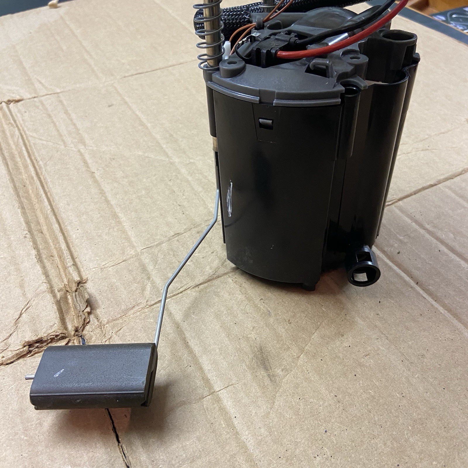 14-21 Maserati Ghibli SQ4 Left Side Fuel Pump Level Sending Unit OEM 670003734