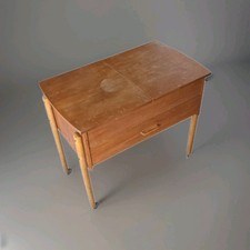 hölzerner Vintage-Nähkasten / Beistelltisch...