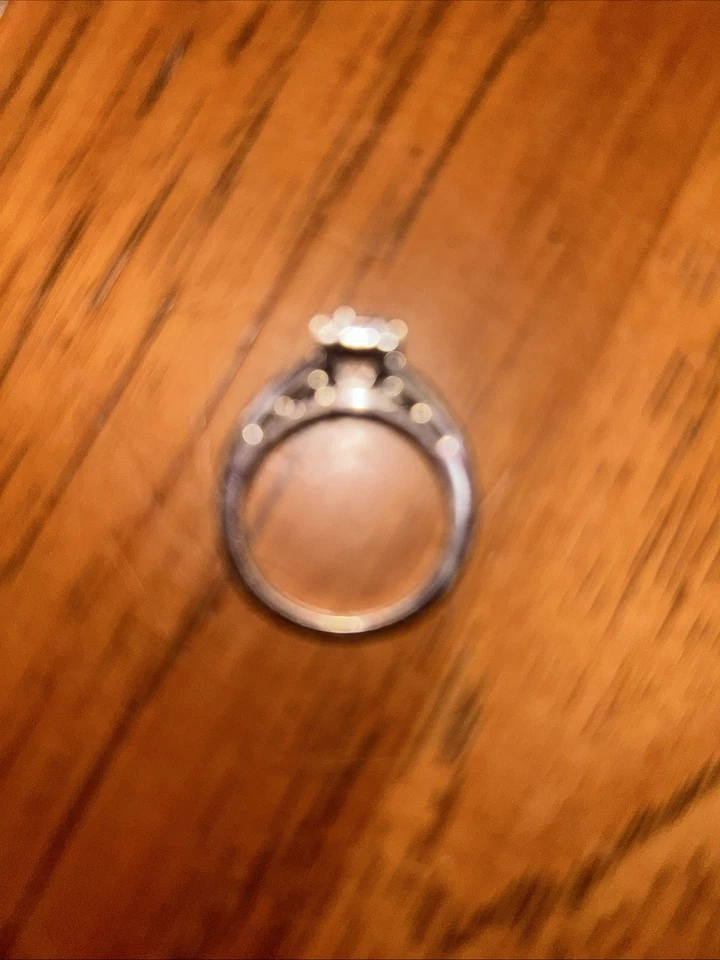 Anillo de oro 14K con detalles de diamantes múltiples, se enviará gratis. Foto 2 de 4