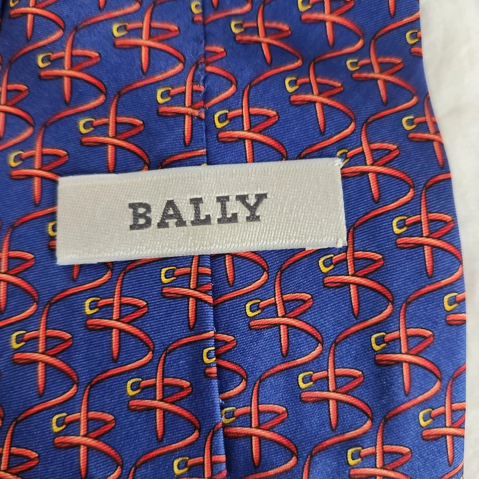 Corbata de seda BALLY con monograma y estampado de cinturón Italia W:3,75" usada en excelente estado azul/rojo Foto 3 de 4