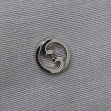 Ein goldener Gucci GG Knopf 15 mm