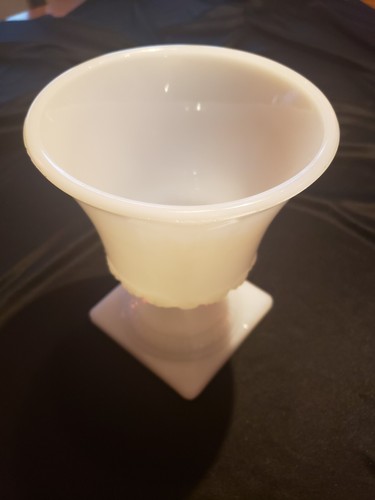Weiße Milchglas Vintage Sockel Vasen Urne Übertopf griechischer Schlüssel - Bild 1 von 11