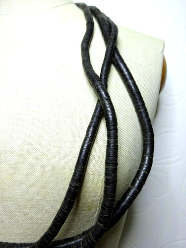 Hermoso collar tribal de cuentas de coco Heishi triple hilo - Imagen 5 de 9