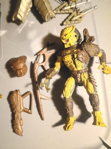 Predator and Alien Action Figure Lot - Multiple Figures with Accessories & Parts - Picture 6 of 7