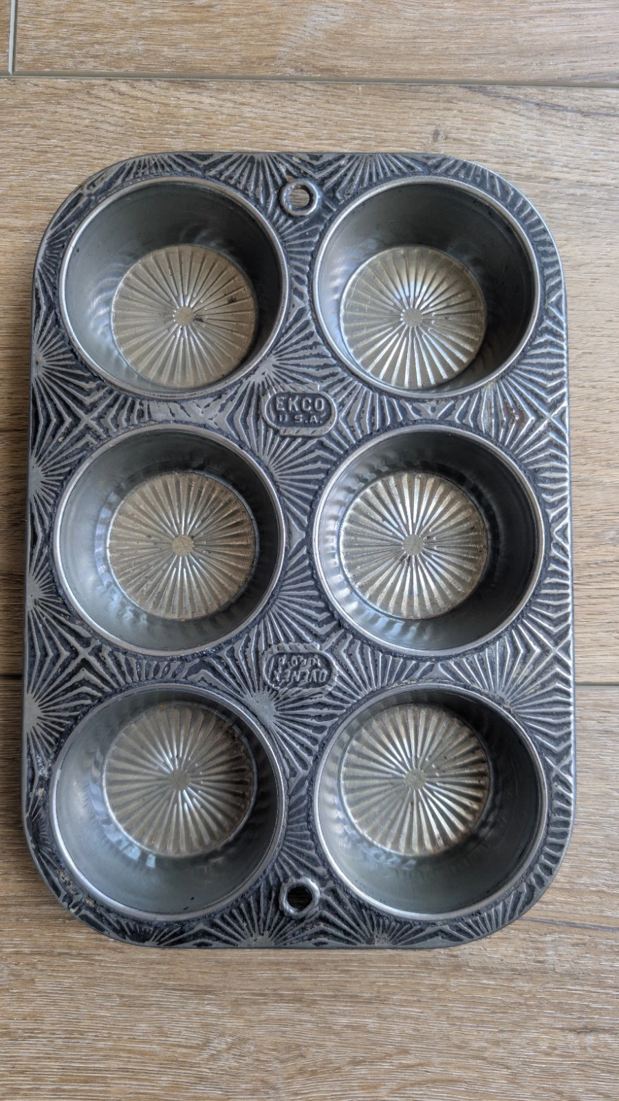 Vintage Ecko Ovenex Starburst Metal 6 Muffin Tin N-60-6 Baking Pan USA Tim Holtz
Opens in a new wind