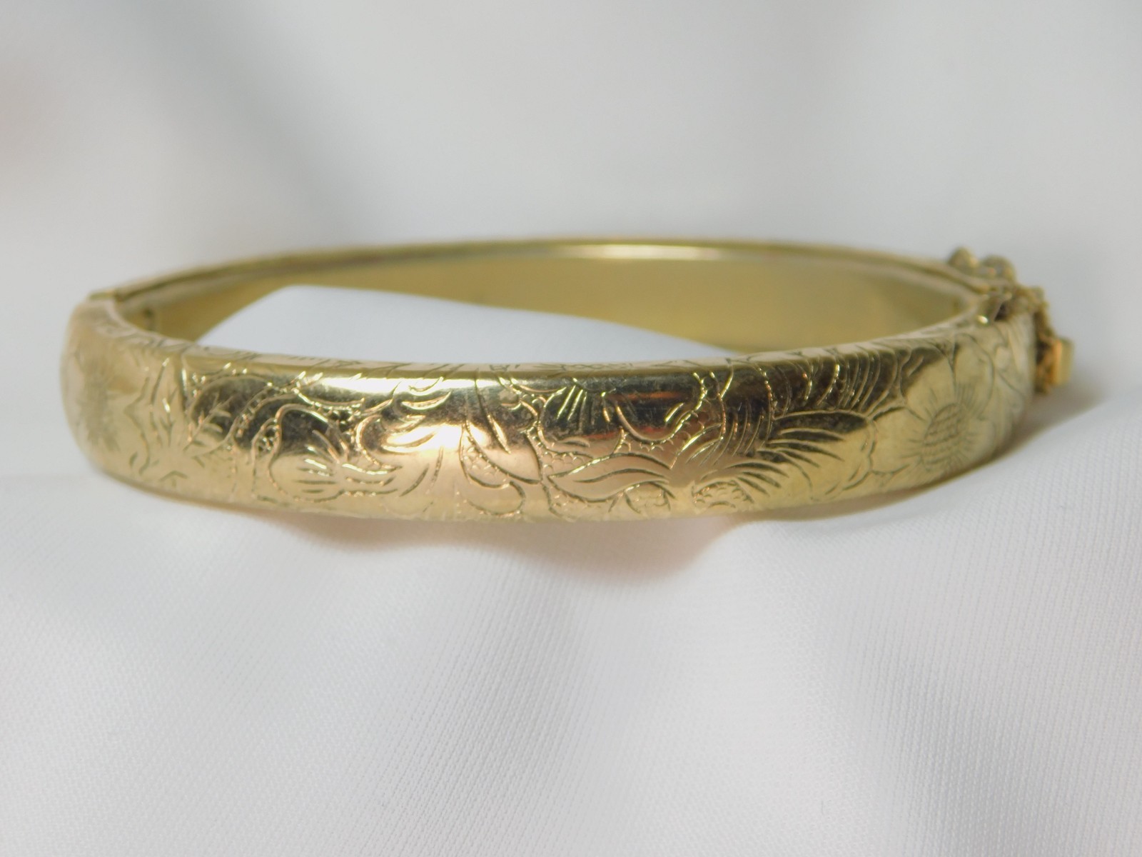 ABSOLUTELY BEAUTIFUL BANGLE NO INITIALS! - TOTALL… - image 1