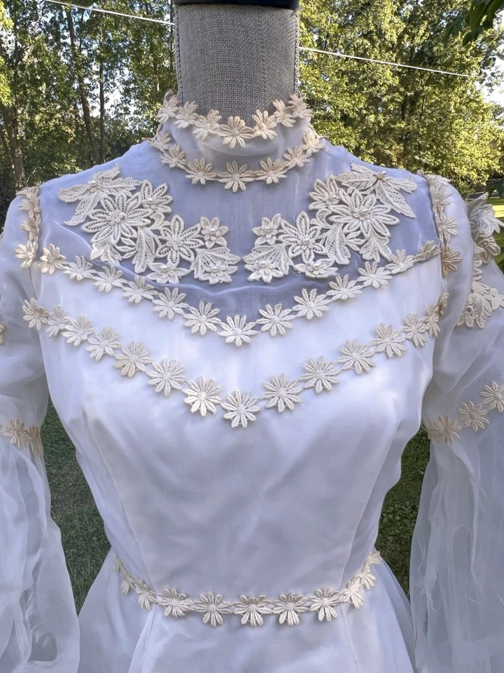 Vestido de novia bohemio vintage de encaje talla pequeña tren años 60 70 Foto 2 de 4