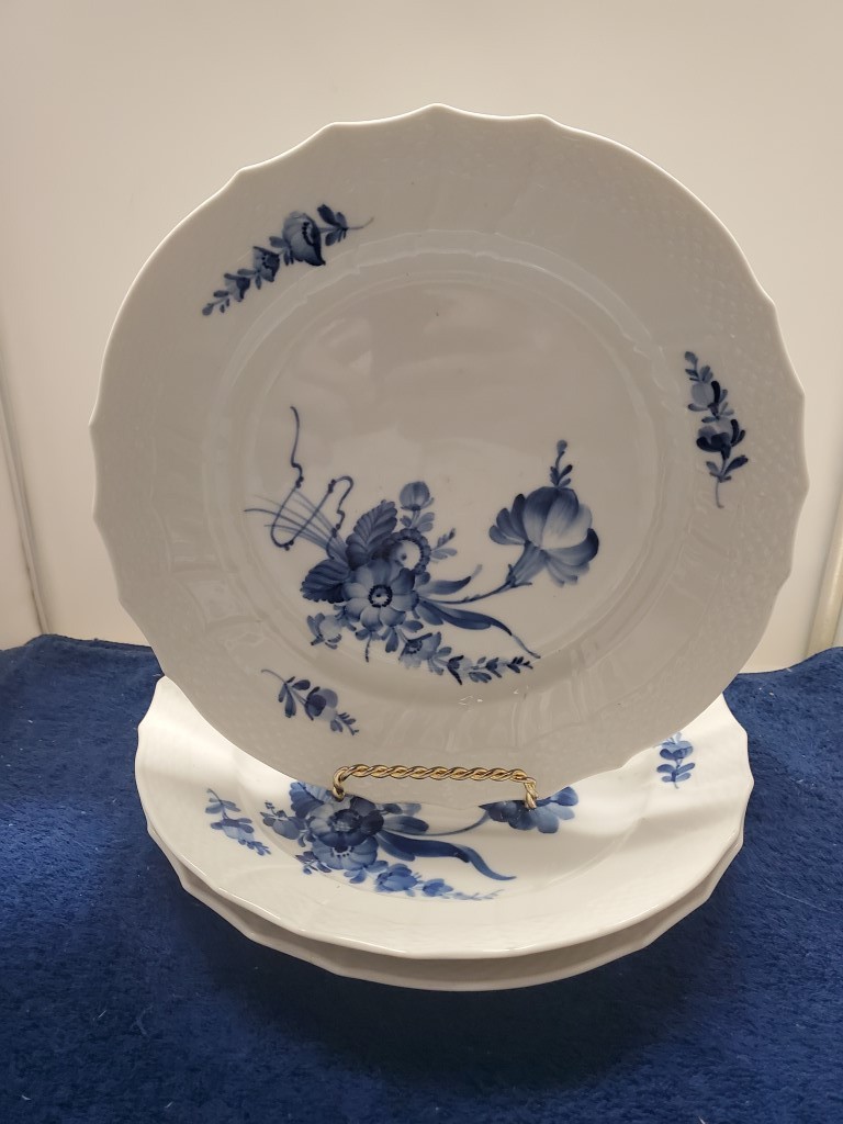 Set of 4 Royal Copenhagen Blue Flowers (Curved) Luncheon Plates (1623) JNM101625
