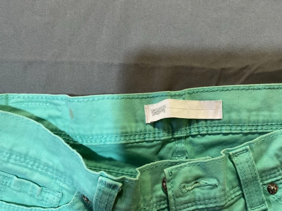 Женские шорты LEVI'S W26 зеленые ~ б/у ~ - Изображение 3 из 4