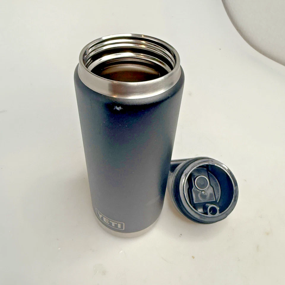 Botella de acero inoxidable aislada al vacío YETI Rambler 26 oz con tapa de chug - negra usada en excelente estado Foto 4 de 4