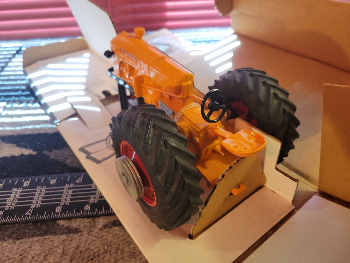 Minneapolis Moline U Pulling Tractor 1/16 Diecast Replica