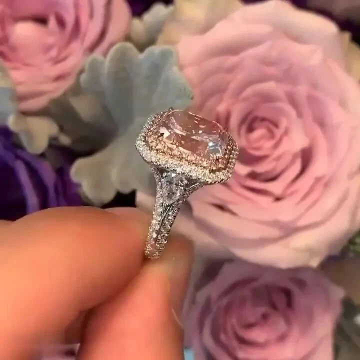 Anillo de compromiso con halo de esmeralda de 4 quilates de zafiro rosa creado en laboratorio enchapado en oro blanco de 14 quilates Foto 2 de 4